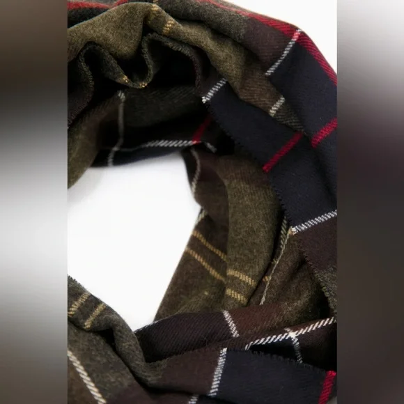 NWTs Barbour Hailes Tartan Scarf/Wrap — Classic Tartan - Picture 6 of 11